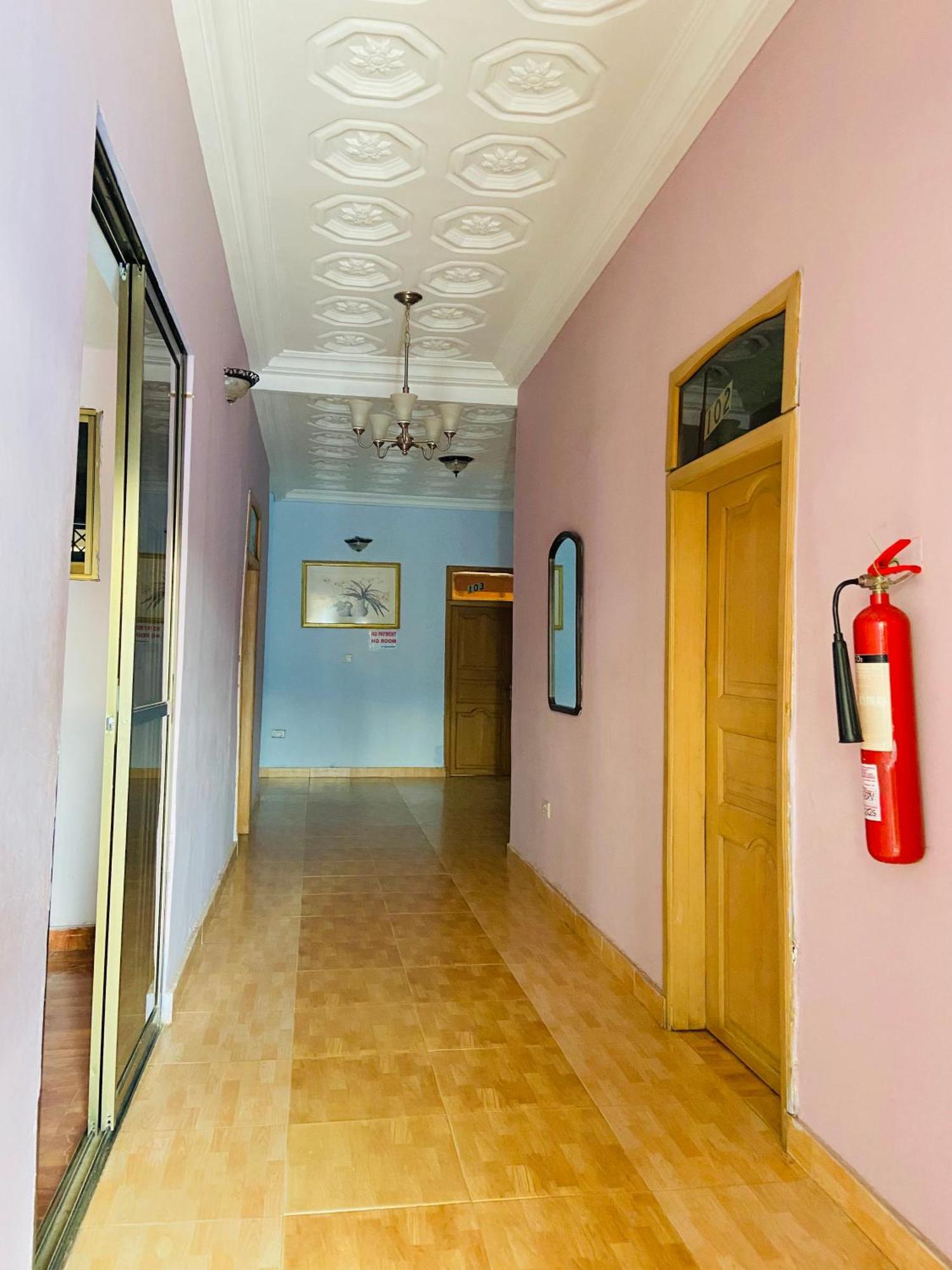 Heavens Gate Hotel Акра Екстериор снимка